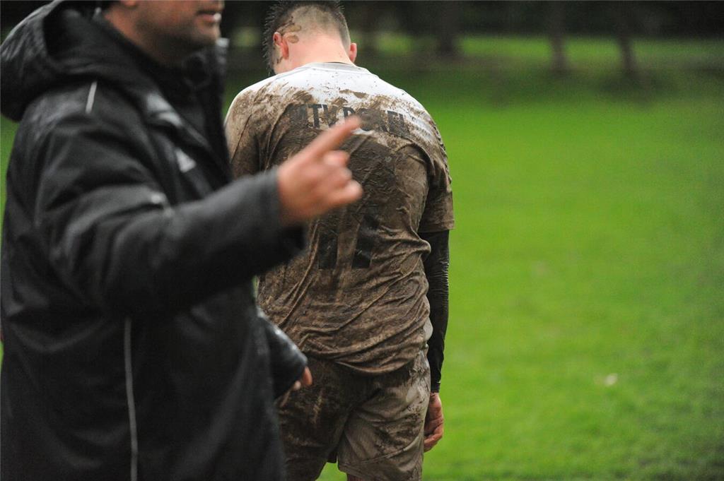 Schlammschlacht in Mulsum: Der FC Mulsum/Kutenholz verlor das Bezirksligaspiel g...