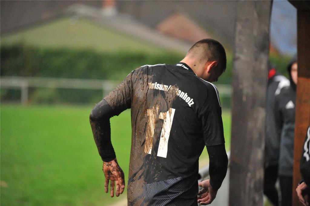 Schlammschlacht in Mulsum: Der FC Mulsum/Kutenholz verlor das Bezirksligaspiel g...