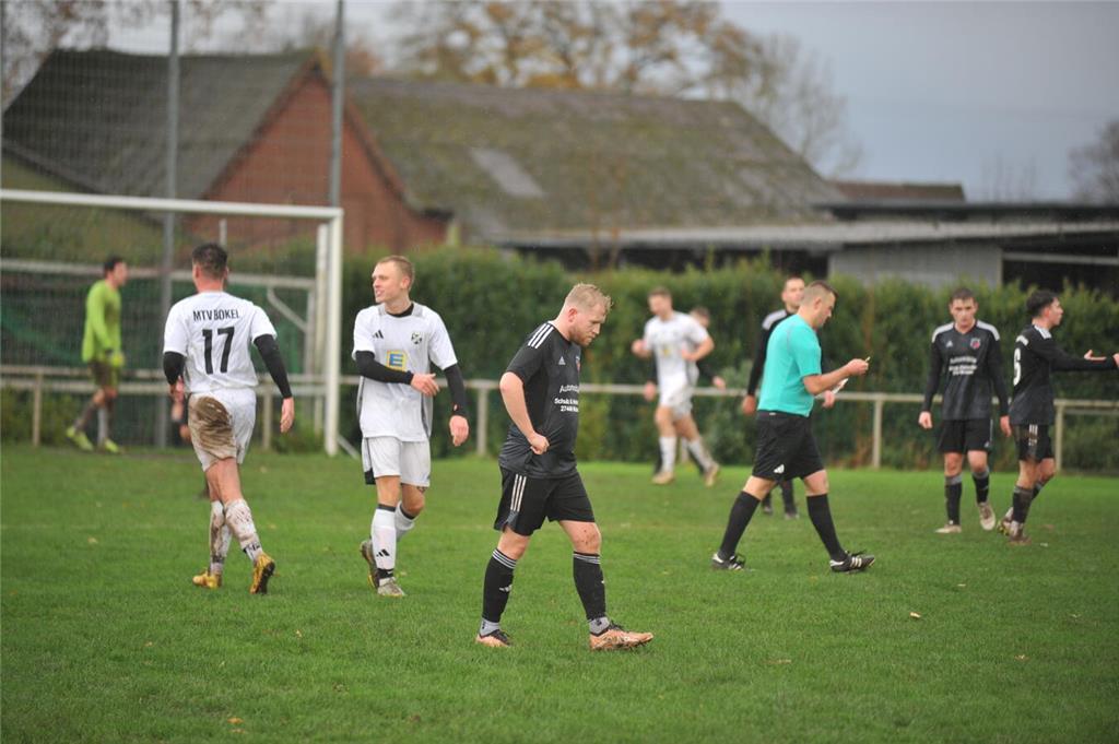 Schlammschlacht in Mulsum: Der FC Mulsum/Kutenholz verlor das Bezirksligaspiel g...