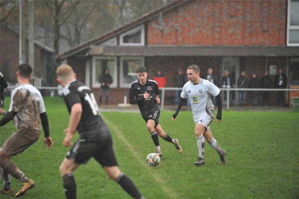 Schlammschlacht in Mulsum: Der FC Mulsum/Kutenholz verlor das Bezirksligaspiel g...
