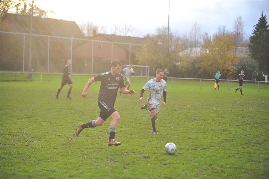 Schlammschlacht in Mulsum: Der FC Mulsum/Kutenholz verlor das Bezirksligaspiel g...