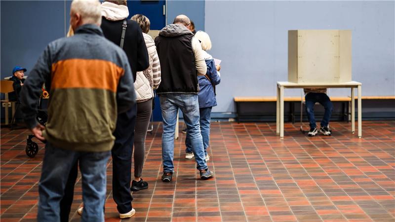 Schlange stehen bei den Kommunalwahlen in Nordrhein-Westfalen