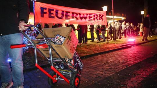 Schlange stehen für schöne Raketen und Silvesterknaller.