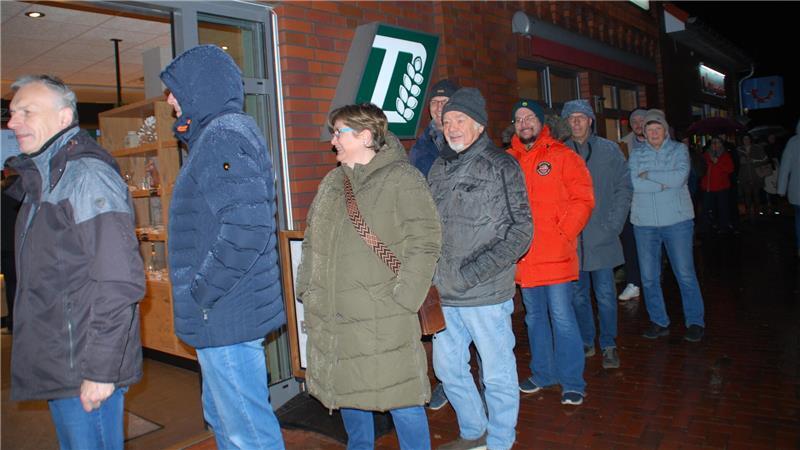Schlange stehen trotz Winterwetter in Apensen.