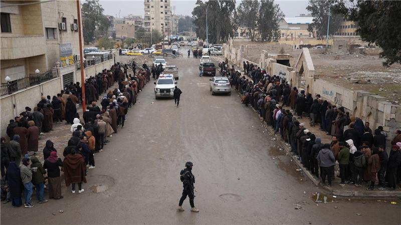 Schlange stehen zum Waffen abgeben