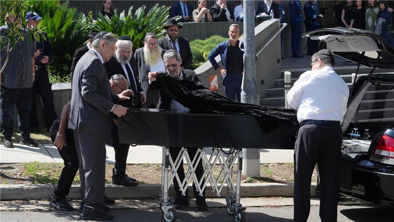 Schlanger hinterlässt Berichten zufolge fünf Kinder.