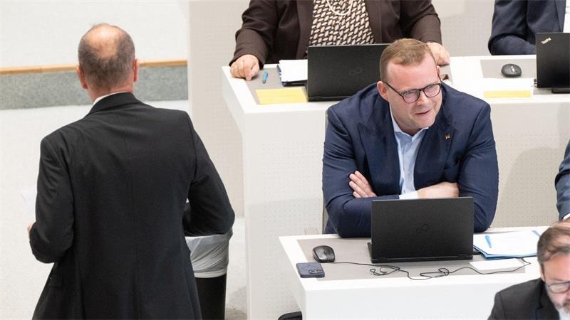 AfD-Landeschef in Niedersachsen erwartet Anklage gegen sich Schledde reagiert auf eine Rede des früheren AfD-Fraktionschefs und heute fraktionslosen Abgeordneten Stefan Marzischewski-Drewes (links).