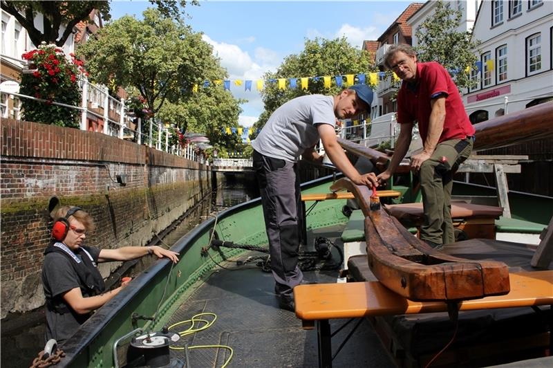 Schleifen, Lackieren und noch einiges mehr ist an Deck des Ewers Margareta zu tun: Kevin Kille (von links), Olaf Hossain und Wilfried Garrn von der Jugendwerkstatt Walze. Foto: Frank