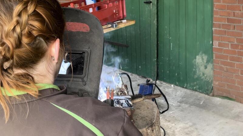 Selbsttest: So hart ist die Arbeit auf einem Bauernhof Schleifen, schweißen, sägen und Radlader fahren: Dennis Wolff-von der Lieth hat zum Anpacken eingeladen.