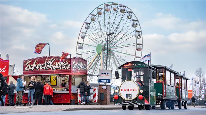 Schlemmen und Spaß für die ganze Familie - Volksfeststimmung bei Fricke in Heeslingen.