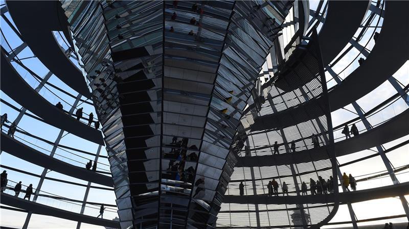 Reichstagskuppel-Architekt Foster wird 90 Schlendern und schauen: Menschen besuchen die Kuppel.