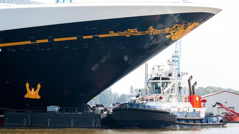 Schlepper ziehen den Luxusliner rückwärts über die Ems Richtung Nordsee.
