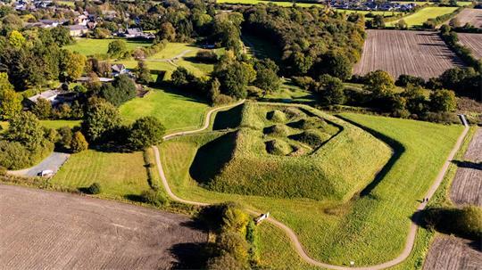 Schleswig Archäologischer Park: neue Cortenstahlbrücke im Unesco-Welterbe Haithabu und Danewerk verbindet Wege