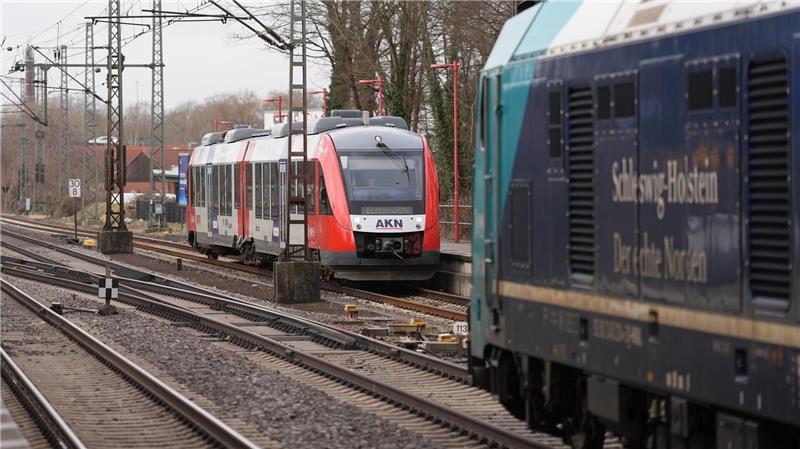 Schleswig-Holstein will das Sondervermögen des Bundes nutzen, um den Ausbau seiner Schienenprojekte zu beschleunigen.