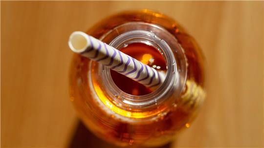 Schleswig-Holstein will über den Bundesrat eine Zuckersteuer auf entsprechende Getränke durchsetzen. (Symbolbild)