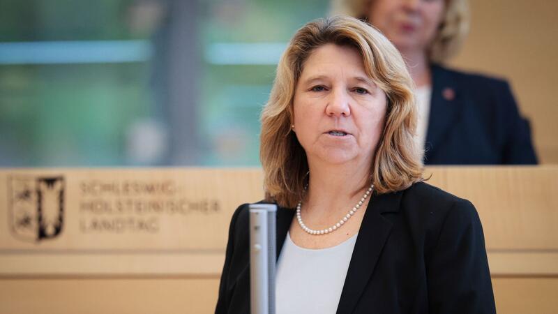 Schleswig-Holsteins Gesundheitsministerin Kerstin von der Decken spricht im Plenarsaal.