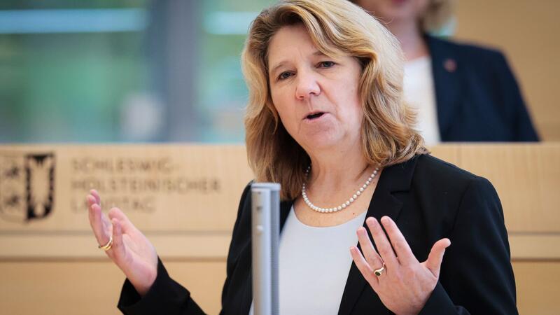 ADAC eröffnet Luftrettungsstandort „Hungriger Wolf“ Schleswig-Holsteins Gesundheitsministerin Kerstin von der Decken (CDU) spricht im Kieler Landtag.