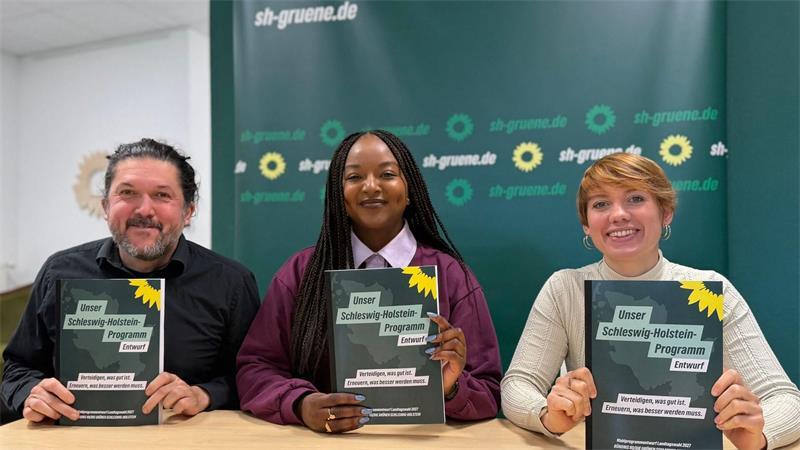 Schleswig-Holsteins Grünen-Spitzenkandidatin Aminata Toure (M) und die beiden Landesvorsitzenden Gazi Freitag und Lydia Rudow wollen die Grünen in die Landtagswahl führen. 