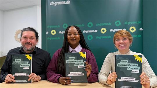 Schleswig-Holsteins Grünen-Spitzenkandidatin Aminata Toure (M) und die beiden Landesvorsitzenden Gazi Freitag und Lydia Rudow wollen die Grünen in die Landtagswahl führen. 