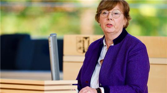 Schleswig-Holsteins Innenministerin Sabine Sütterlin-Waack (CDU) berichtet im Landtag über Drohnensichtungen.