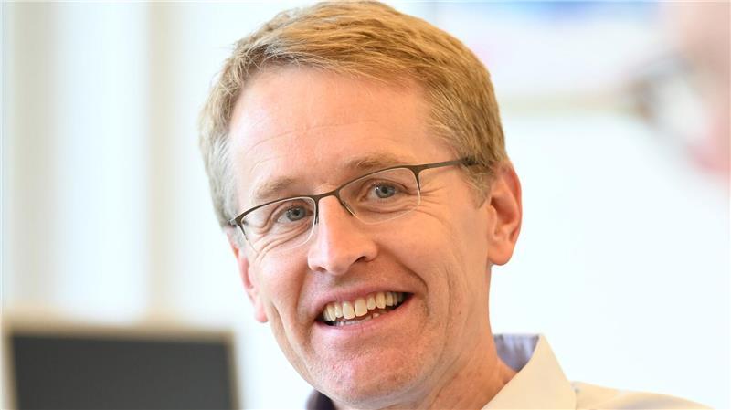 Günther: Merz gibt Deutschland wieder Gesicht und Haltung Schleswig-Holsteins Ministerpräsident Daniel Günther freut sich über den Start von Kanzler Friedrich Merz (beide CDU).