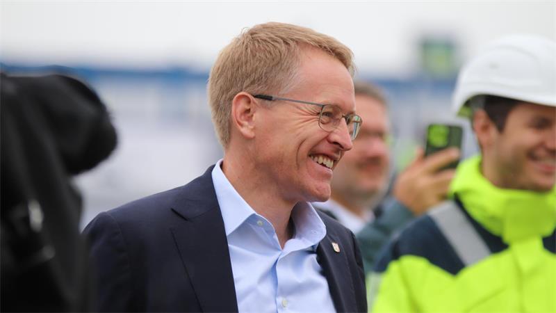 Schleswig-Holsteins Ministerpräsident Daniel Günther wechselte noch ein paar Worte mit den Tiefbauspezialisten.