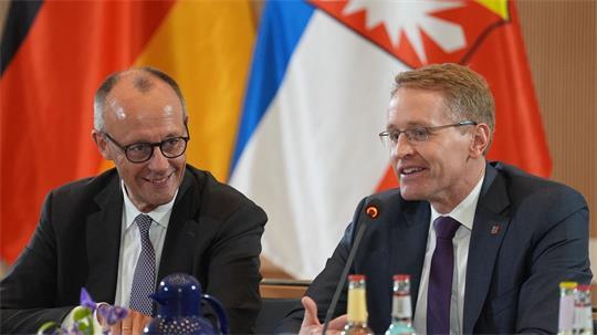 Schleswig-Holsteins Ministerpräsident Daniel Günther (rechts) setzt auf eine erfolgreiche Kanzlerschaft von Friedrich Merz (beide CDU). (Archivbild)