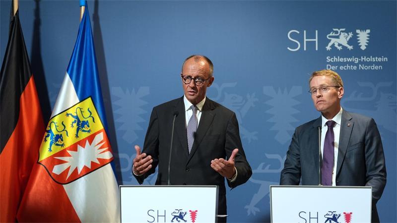 Schleswig-Holsteins Ministerpräsident Daniel Günther (rechts) hat sich in einem Brief an Kanzler Friedrich Merz (beide CDU) gewandt. (Archivbild)