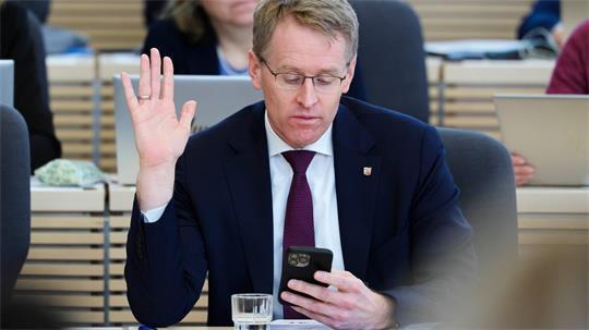 Schleswig-Holsteins Ministerpräsident Daniel Günther (CDU) ist jetzt auch auf TikTok unterwegs. (Archivlbild)
