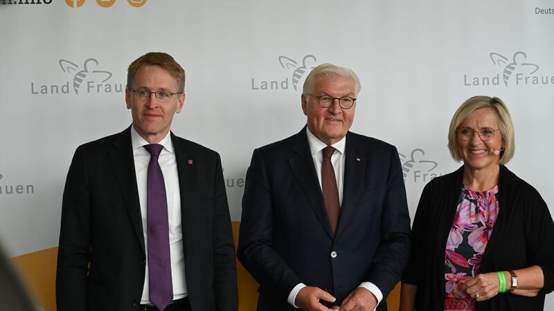 Schleswig-Holsteins Ministerpräsident Daniel Günther (CDU), Bundespräsident Frank-Walter Steinmeier und die Präsident des Deutschen Landfrauenverbandes, Petra Bentkämper, beim Landfrauentag.