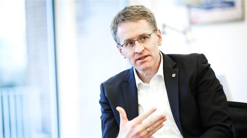 Schleswig-Holsteins Ministerpräsident Daniel Günther (CDU) fordert verlässlichere Investitionen in die Infrastruktur.