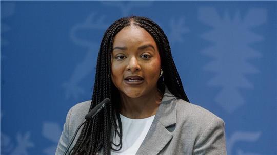 Schleswig-Holsteins Sozialministerin Aminata Touré (Grüne) ist gegen schnelle Beitragserhöhungen bei der Pflegeversicherung. (Archivbild)