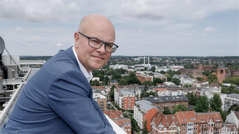 Schleswig-Holsteins Umweltminister Tobias Goldschmidt (Grüne) kritisiert die Energiewende-Pläne der Bundesregierung scharf. (Archivbild)