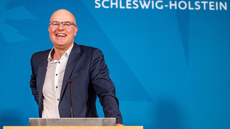 Schleswig-Holsteins Umweltminister Tobias Goldschmidt spricht bei einer Pressekonferenz in Kiel.