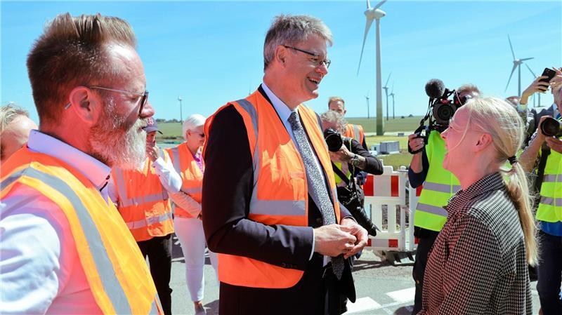 Schleswig-Holsteins Verkehrsminister Claus Ruhe Madsen sieht bei seinem Besuch „großen Fortschritt“ an der Baustelle.