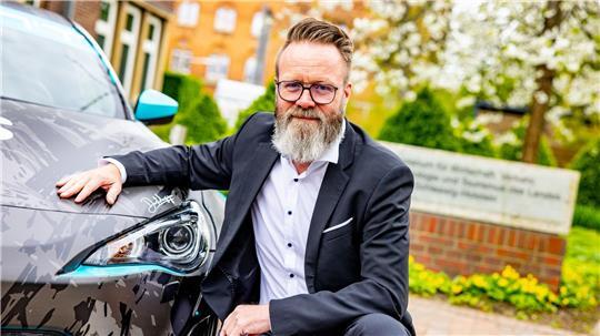 Schleswig-Holsteins Verkehrsminister Claus Ruhe Madsen (CDU) freut sich über die Quote sauberer Autos der öffentlichen Hand. (Archivbild)
