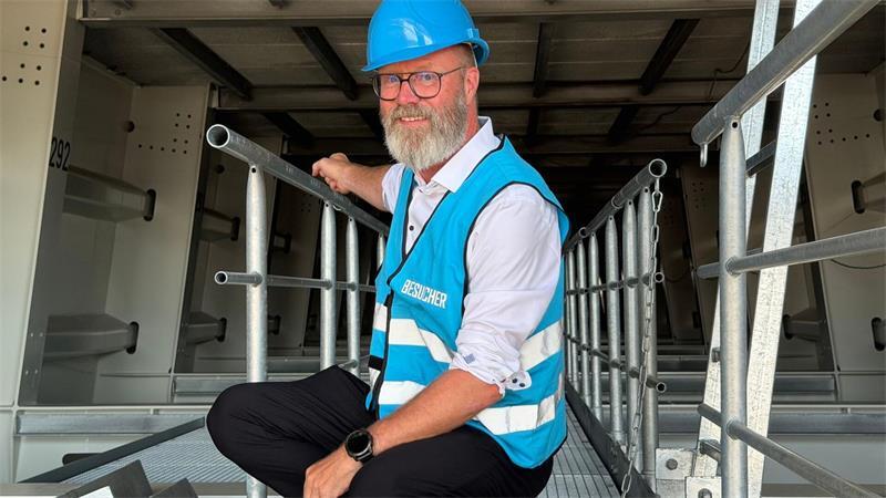 Schleswig-Holsteins Verkehrsminister Claus Ruhe Madsen (CDU) schaut sich das Mittelteil der neuen Rader Hochbrücke über den Nord-Ostsee-Kanal von innen an. 