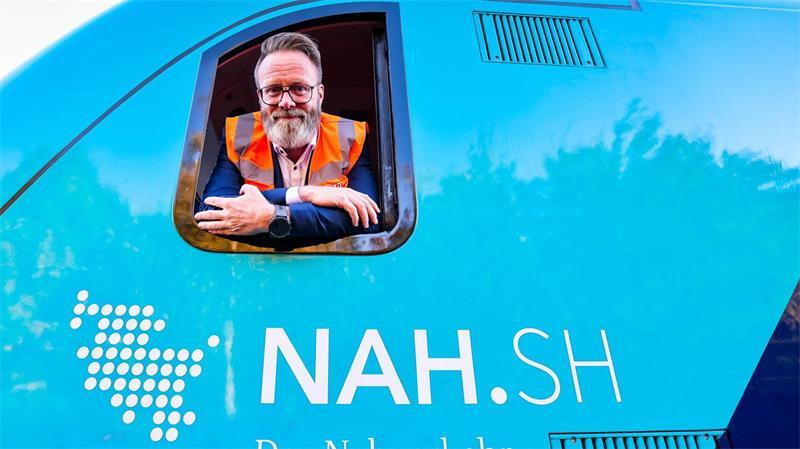 Schleswig-Holsteins Verkehrsminister Claus Ruhe Madsen (CDU) rechnet mit einer Sanierung der Strecke Lübeck-Hamburg im Jahr 2028. (Archivbild)
