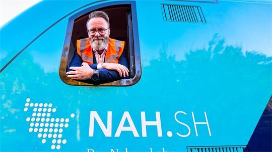 Schleswig-Holsteins Verkehrsminister Claus Ruhe Madsen (CDU) rechnet mit einer Sanierung der Strecke Lübeck-Hamburg im Jahr 2028. (Archivbild)