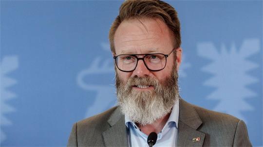 Schleswig-Holsteins Verkehrsminister Claus Ruhe Madsen (CDU) will die 12-Uhr-Tankregel kippen. (Archivbild)