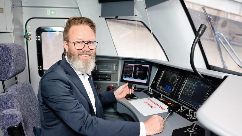 Ein Jahr D-Ticket - Madsen: Wie Karten für ein kaputtes Kino Schleswig-Holsteins Verkehrsminister Claus Ruhe Madsen (CDU) sitzt im Führerhaus eines neuen Akkuzuges.