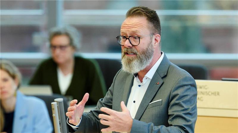 Schleswig-Holsteins Wirtschaftsminister Claus Ruhe Madsen (CDU) will Bürokratie abbauen. (Archivbild)