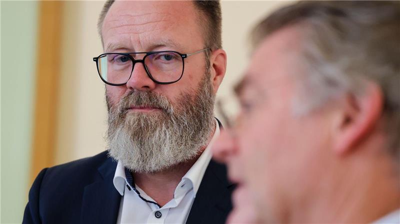 Schleswig-Holsteins Wirtschaftsminister Claus Ruhe Madsen (links, CDU) will Lyten-Chef Dan Cook besuchen. (Archivbild)