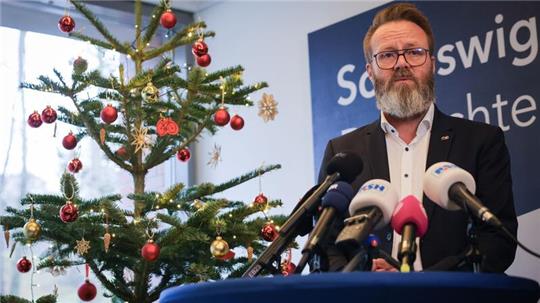 Schleswig-Holsteins Wirtschaftsminister Claus Ruhe Madsen spricht bei einer Pressekonferenz.
