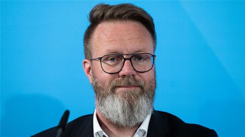 Schleswig-Holsteins Wirtschaftsminister Claus Ruhe Madsen fordert den Rückzug von Werften-Investor Lars Windhorst.