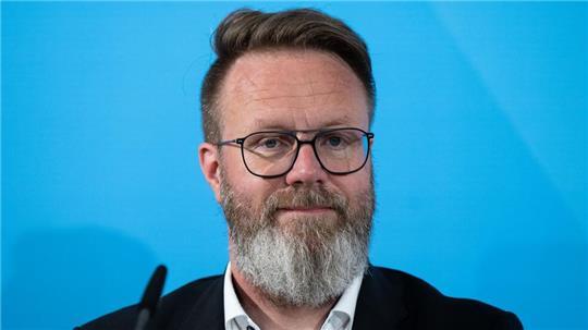 Schleswig-Holsteins Wirtschaftsminister Claus Ruhe Madsen fordert den Rückzug von Werften-Investor Lars Windhorst.