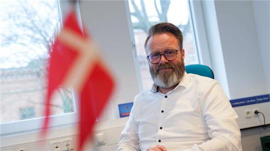 Schleswig-Holsteins Wirtschaftsminister sitzt in seinem Büro im Ministerium.