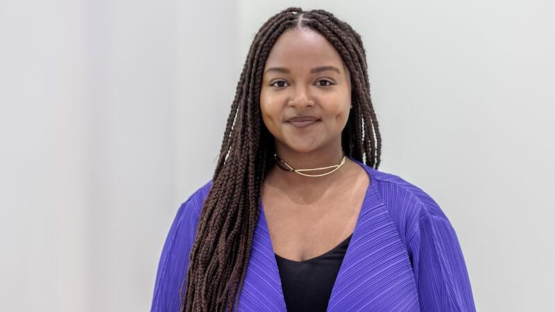 Schleswig-Holszeins Sozialministerin Aminata Touré (Bündnis90/Grüne) steht im Landtagsgebäude.