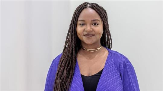 Schleswig-Holszeins Sozialministerin Aminata Touré (Bündnis90/Grüne) steht im Landtagsgebäude.