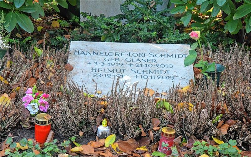 Schlicht: Das Grab von Helmut und Loki Schmidt. Es gehört zu den meist besuchten auf dem Friedhof. Foto Christoph Seemann
